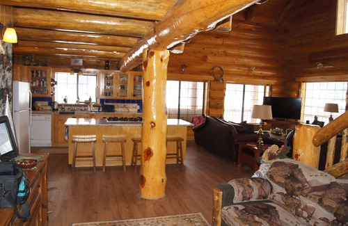 Island Park Cabina | Bean's Lodge, duerme 9, totalmente equipado cerca de WYellowstone, fácil acceso a todos los lugares