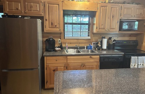 Blairsville Cabina | Bear-A-Dise- A beautiful mountain cabin-sleeps 12, hot tub, game room & firepit.