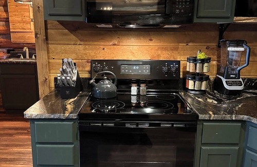 Compton Cabina | Bear Bottom Cabin! HUGE POND AND HOT TUB, KAYAKE, PADDLE BOAT, AND PADDLE BOARD!