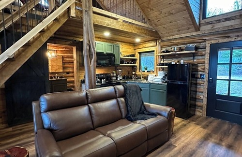 Compton Cabina | Bear Bottom Cabin! HUGE POND AND HOT TUB, KAYAKE, PADDLE BOAT, AND PADDLE BOARD!