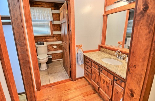 Jefferson Cabina | Bear Creek Cabin-2 BR/2BA Cabin, Mountain Views, WIFI, Gas FP