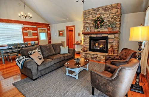 Jefferson Cabina | Bear Creek Cabin-2 BR/2BA Cabin, Mountain Views, WIFI, Gas FP