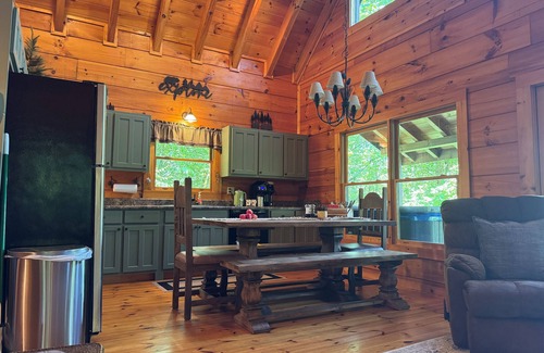 Hiawassee Cabina | Bear Foot Heaven Cabin Retreat in Ga Mountains