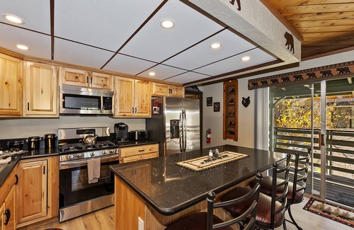 Big Bear City Cabina | Bear Hug Lodge-Spa/BBQ/Game/Fitness rooms. Short distance from lake and hiking.