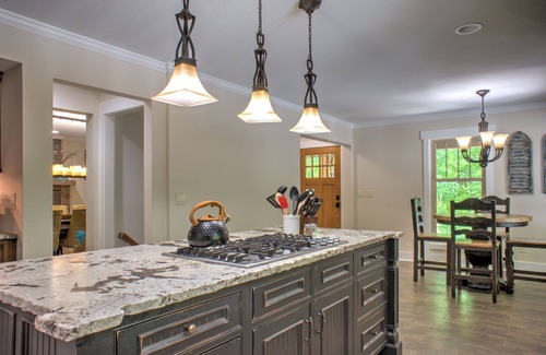 Hendersonville Casa | Bear Hug Retreat | Hot Tub, Fire Pit & Guesthouse + Biltmore Pass🔥