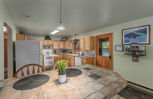 Leavenworth Cabina | Pata de oso: Bañera de hidromasaje, Wi-Fi, Sat. TV, perros, privado y cerca de la ciudad!