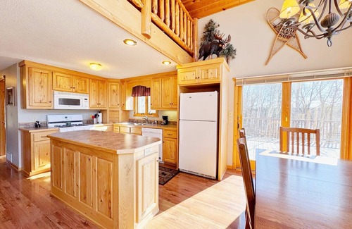 Backus Casa | Bear Peak Cabin, Beautiful Secluded Lake Cabin with Panoramic Views!
