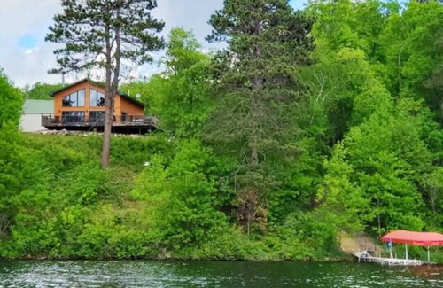 Backus Casa | Bear Peak Cabin, Beautiful Secluded Lake Cabin with Panoramic Views!