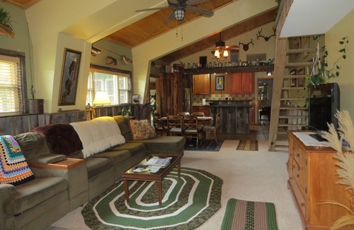 Sextonville Cabina | Bear Valley Outdoor Inn is a Driftless Area Haven