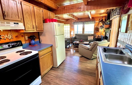 Gatlinburg - Pigeon Forge Cabina | Bearadise Found 2 Bedroom Cabin by RedAwning