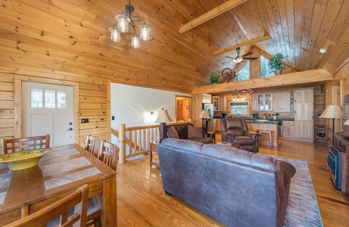 Burnsville Cabina | Bearadise Mtn Lodge! Hot Tub+Fire-Pit, Grill, WiFi, Golfing, Hiking & Fishing!