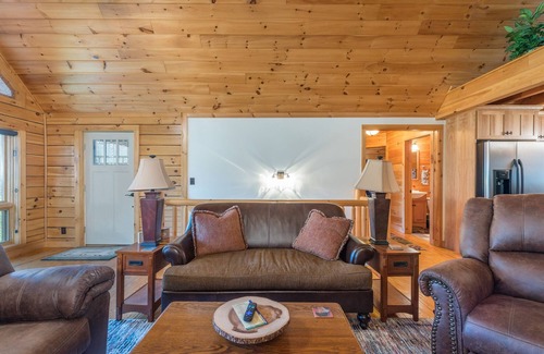 Burnsville Cabina | Bearadise Mtn Lodge! Hot Tub+Fire-Pit, Grill, WiFi, Golfing, Hiking & Fishing!