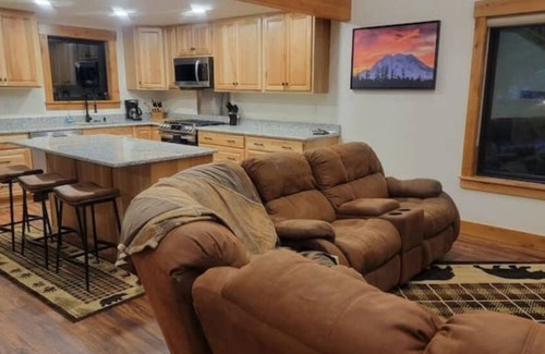 Ashford Casa | Bearfoot chalet. Sleeps 6/ Hot tub