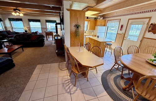 Garden City Casa | Bearfoot Cottage right on the lake, large lawn and deck, sleeps 19, parks 7