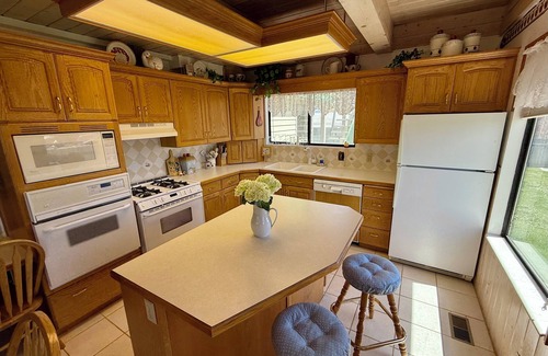 Garden City Casa | Bearfoot Cottage right on the lake, large lawn and deck, sleeps 19, parks 7