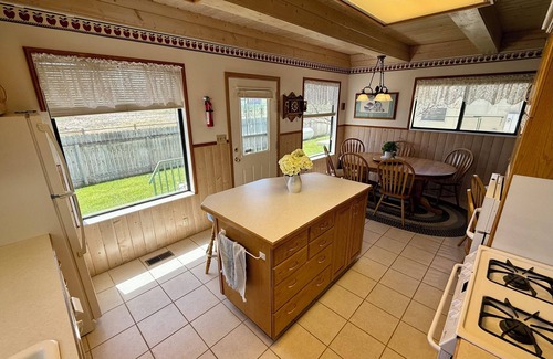 Garden City Casa | Bearfoot Cottage right on the lake, large lawn and deck, sleeps 19, parks 7
