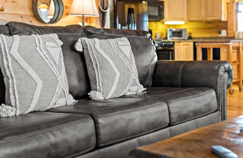 Sweetbriar Farms Cabina | Bearfoot Escape, Hot Tub, Mountain Views, Private!