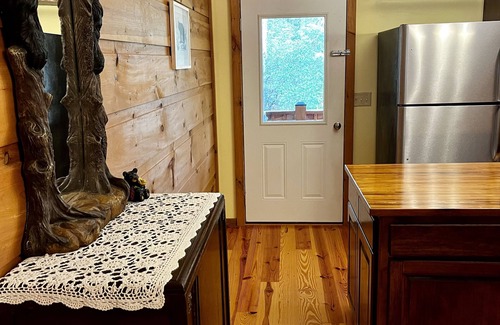 Rabun Gap Cabina | BearPaw Cabin- Charming and cozy cabin in the woods- WiFi-Pet Friendly-Secluded