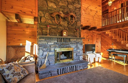 Fleischmanns Casa | Bearpen Lodge on 125 Acres - Near Belleayre Mtn!