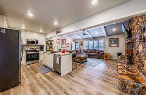 Ruidoso Apartamento | Bears Gone Fishing- Hot Tub, Decks, Near Trails