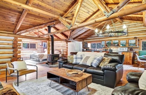 Rideau Lakes Cabina | Bears Log Cabin Retreat - private oasis on the tranquil Rideau Lakes System!