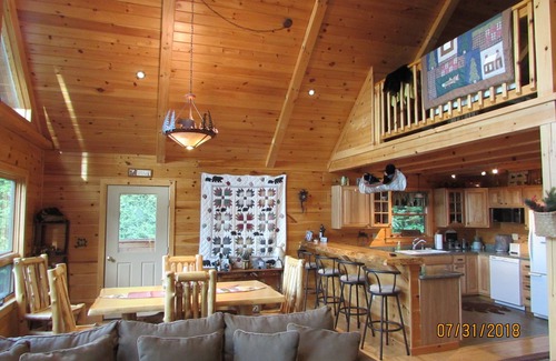 Moriah Center Casa | Hermoso registro personalizado Inicio "Bear Lodge"