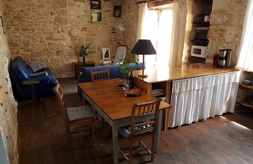 Cubjac Cabaña | Hermosa casa de vacaciones para 3 a 4 personas en un pequeño pueblo en el río.