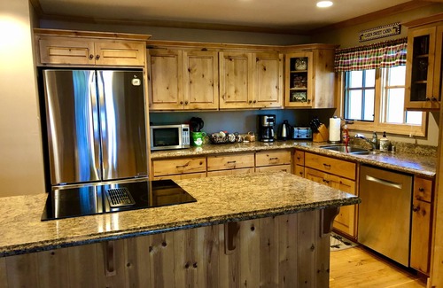 Lake Almanor Country Club Casa | Casa frente al lago en Lake Almanor Country Club- hermosas vistas! Muelle privado / boya