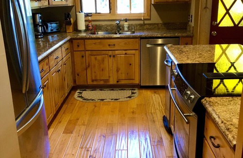 Lake Almanor Country Club Casa | Casa frente al lago en Lake Almanor Country Club- hermosas vistas! Muelle privado / boya