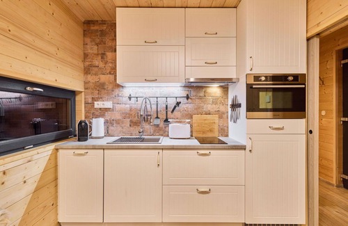 Mlade Buky Casa | Estupenda casa de vacaciones privada para 4 personas con piscina, WIFI, TV y patio