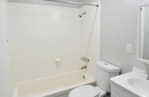 Eastside Apartamento | Beautiful 1 Bedroom, 1 Bath Entire Apartment with Air Conditioner, Fridge.