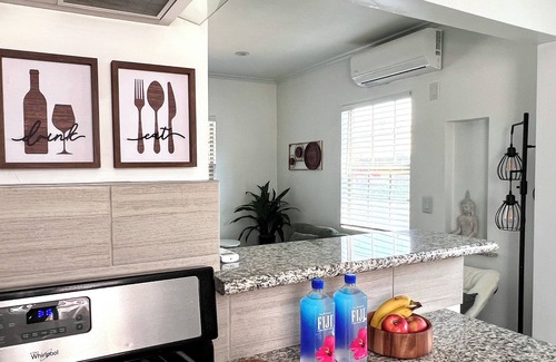 Mid-Wilshire Apartamento | Beautiful 1BR, Central Location. Parking and Patio