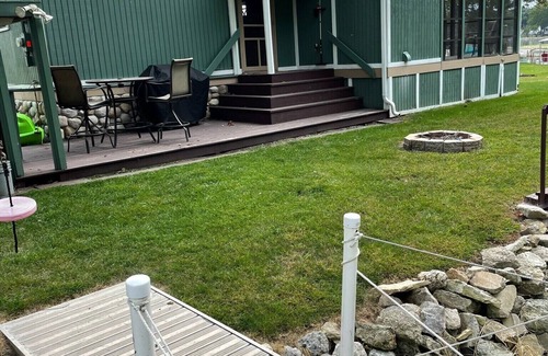 Brimfield Casa | Beautiful 2 bd 1bath Lake cottage.. boat dock , fire pit, screened porch