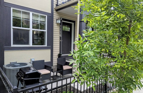 McKenzie Towne Casa | BEAUTIFUL 2 BEDROOM BUNGALOW WITH GARAGE