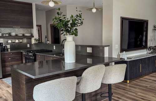 Sugarcreek Apartamento | Beautiful 2-bedroom Penthouse Apt with AC in Sugarcreek