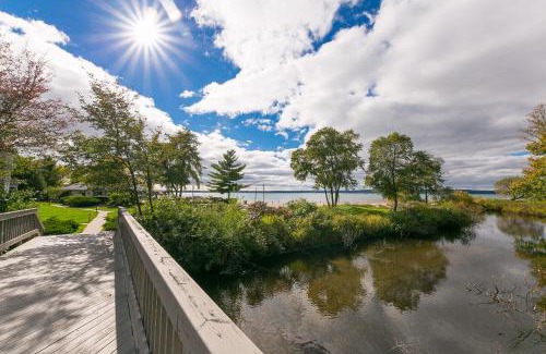 Acme Apartamento | Beautiful 2 Bedroom Lakeside Condo at The Shores