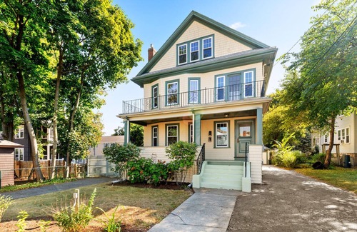 Watertown Condominio | Beautiful 2-bedroom with parking close to Cambridge/Watertown line