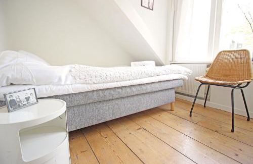 Helmersbuurt Casa | Beautiful 2 floor Vondelpark apartment.