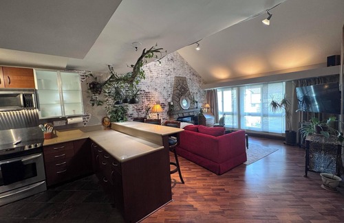 Grantville Apartamento | Beautiful 2 Level Loft in Mission Valley, San Diego. 2 Bed 2 Bath, parking+pool!