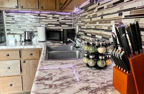 Orange Prairie Apartamento | Beautiful 2BR Apartment. Black-out Curtains