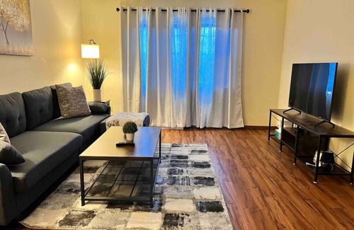 Orange Prairie Apartamento | Beautiful 2BR Apartment. Black-out Curtains