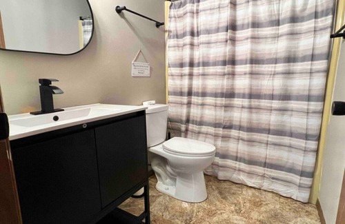 Orange Prairie Apartamento | Beautiful 2BR Apartment. Black-out Curtains