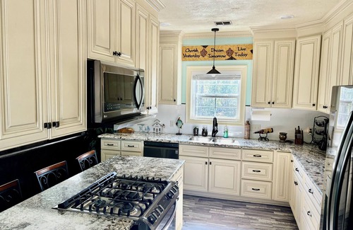 Mittie Casa | Beautiful 3-bedroom house with beautiful river views in Oberlin
