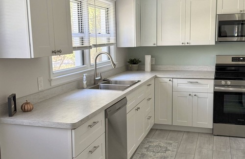 Bath Casa | Beautiful 3-bedroom house close to MSU and Downtown Lansing
