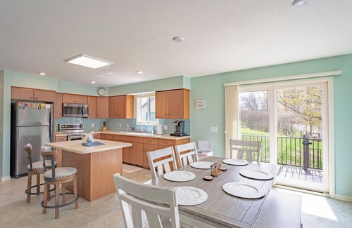 Hart Casa | Beautiful 3-bedroom lake house with hot-tub, AC, WiFi in Hart, 8 mi from Dunes