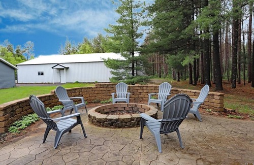 New Lisbon Casa | Beautiful 3 Bedroom Home near Lake and Night Life!