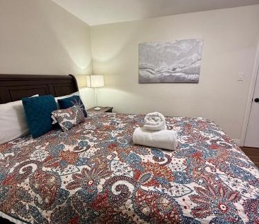 Etobicoke Casa | Beautiful 3 Bedrooms Guesthouse