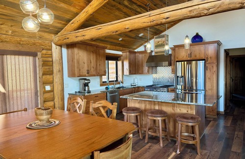 Ennis Casa | Beautiful 3bedroom log home w/breathtaking views in Madison Valley near Ennis,MT