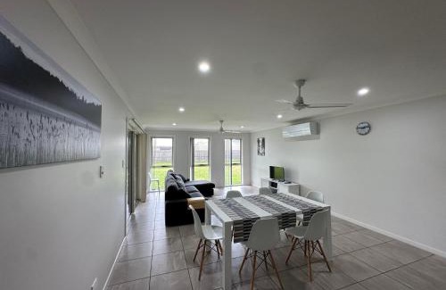 Ningi Casa | Beautiful 4 bdr house - Sandstone point, Bribie