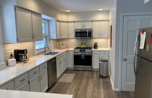 Macatawa Casa | Cómoda casa de 4 dormitorios, 3 baños a minutos a pie de la playa privada del lago Michigan